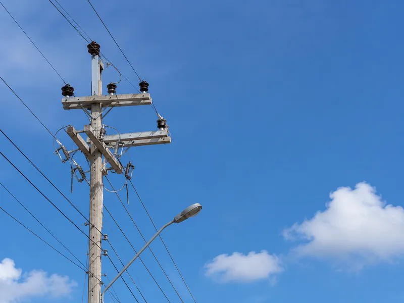 Imagem ilustrativa de poste e rede de energia elétrica
